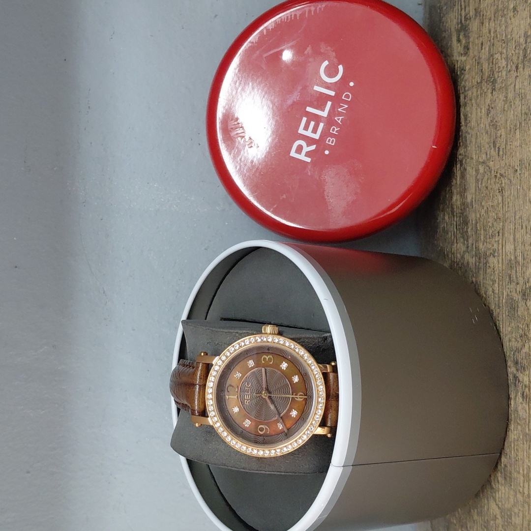 Relic Leather Band Watch 32$